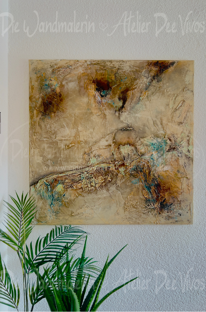 Abstraktes Mixmedia-Bild mit Marmormehl-Textur in Braun-Beige-Türkis, Rahmenlos an weißer Wand mit Zimmerpflanze, Atelier DEE VIVOS Göppingen.